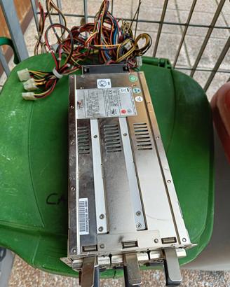 Alimentatore ridondato per server rack