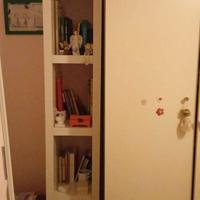 mini libreria di colore bianco