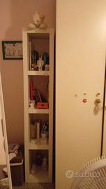 mini libreria di colore bianco