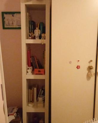 mini libreria di colore bianco