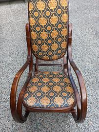 Sedia a dondolo in legno rivestita