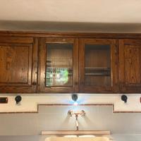 Dispensa con vetrina in legno massello