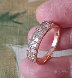 Anello elegante con zirconi