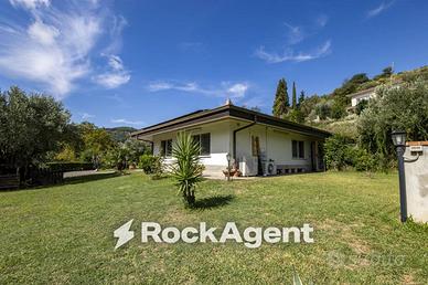 Villa di 221 m² con 5 locali e box auto a Caraffa 