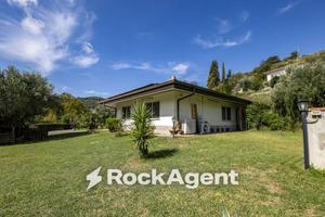 Villa di 221 m² con 5 locali e box auto a Caraffa 