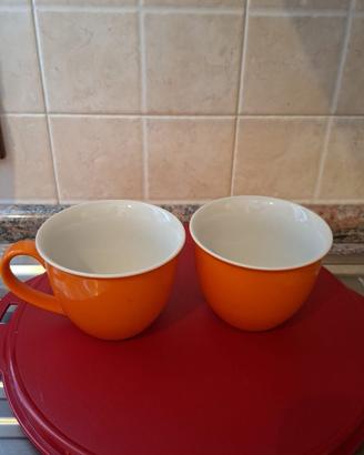 Coppia di tazze arancioni per colazione