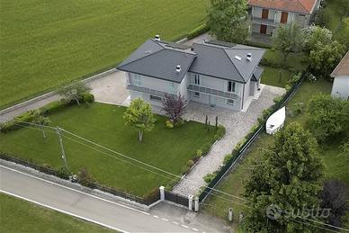 Villa in bifamiliare con giardino e posto auto