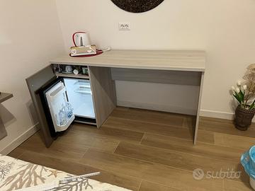 SCRIVANIA CON FRIGO BAR