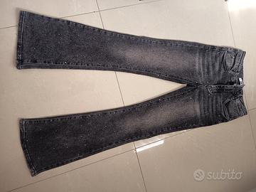 jeans elasticizzato a zampa con strass