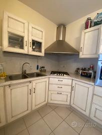 Cucina angolare con elettrodomestici 