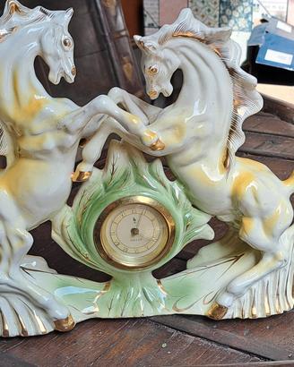 Orologio da tavolo in ceramica con cavalli