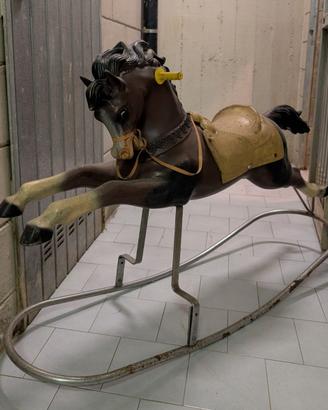 Cavallo a dondolo