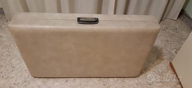 Lettino pieghevole per massaggi.