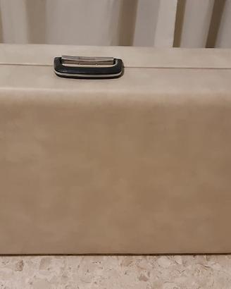 Lettino pieghevole per massaggi.