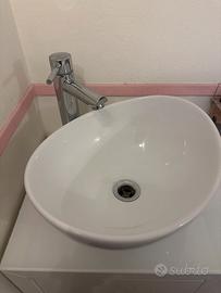 Mobile in legno bianco con lavandino