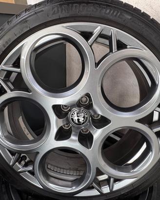 Cerchi e gomme alfa r20