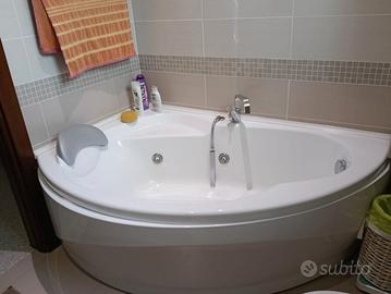 Vasca da bagno angolare idromassaggio