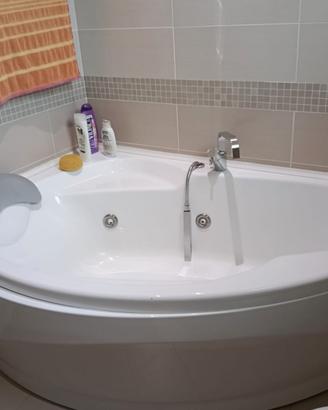 Vasca da bagno angolare idromassaggio