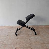 sedia Ikea con appoggio ginocchia