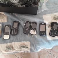 lotto telefoni vintage tra cui Nokia e samsung