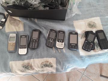 lotto telefoni vintage tra cui Nokia e samsung