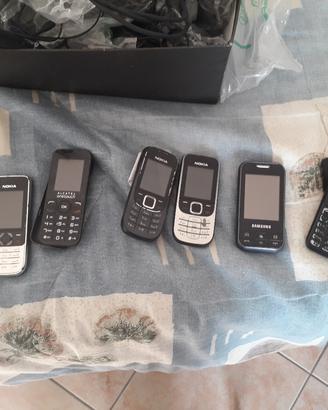 lotto telefoni vintage tra cui Nokia e samsung