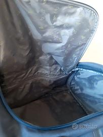 2 valigie di cui 1 grigia e 1 blu.