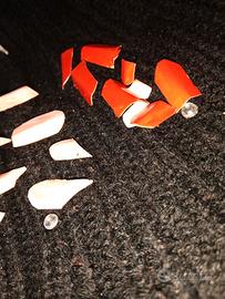 unghie finte con materiali di reciclo 