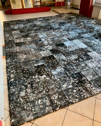 Grande tappeto in pelle con bagni di argento