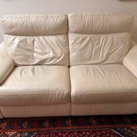 Divano bianco in pelle con relax elettrico