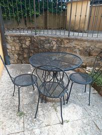 tavolo, sedie e base per ombrellone