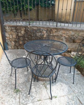 tavolo, sedie e base per ombrellone