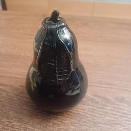 Pera in vetro nero soffiato a finitura lucida