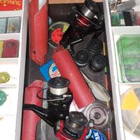 cassetta e canna da pesca in carbonio