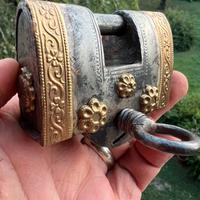 Antico lucchetto ferro battuto decorato floreale