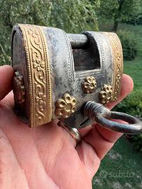 Antico lucchetto ferro battuto decorato floreale