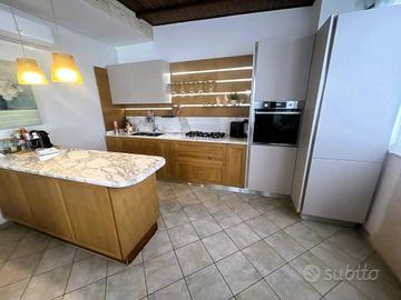 Appartamento di 163 m² con 4 locali a Bitonto