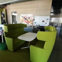 2 divani verdi+ tavolo per uffici e spazi pubblici