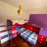 Cameretta bambina con letto a castello.