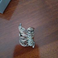 anello con foglie 