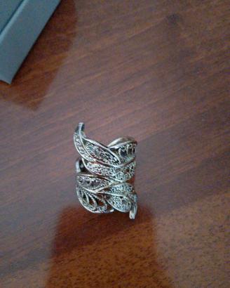anello con foglie 
