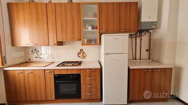 CUCINA + TAVOLO ALLUNGABILE  CON 4 SEDIE