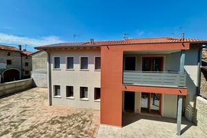 BICAMERE BISERVIZI CON TETTO IN LEGNO A CORDENONS