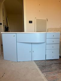 Mobile bagno in marmo, con rubinetto e specchio