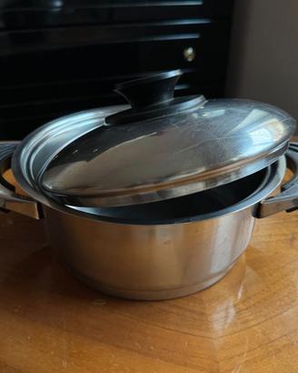 Pentola in acciaio inox 18/10 E.M.C. con coperchio