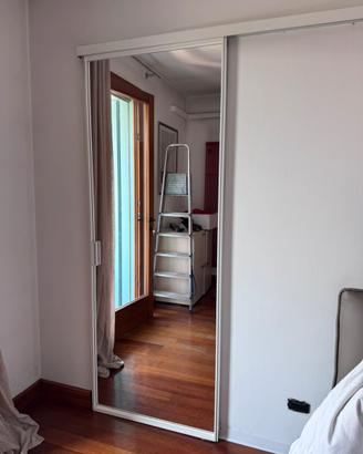 Porta scorrevole a specchio
