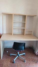 Scrivania con libreria a ponte e sedia girevole 