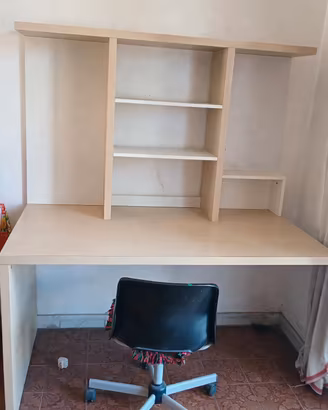 Scrivania con libreria a ponte e sedia girevole 