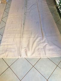 Tenda bianca con inserti colorati