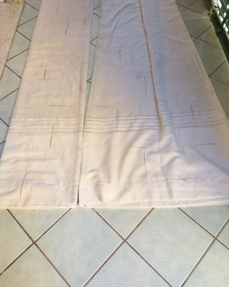 Tenda bianca con inserti colorati